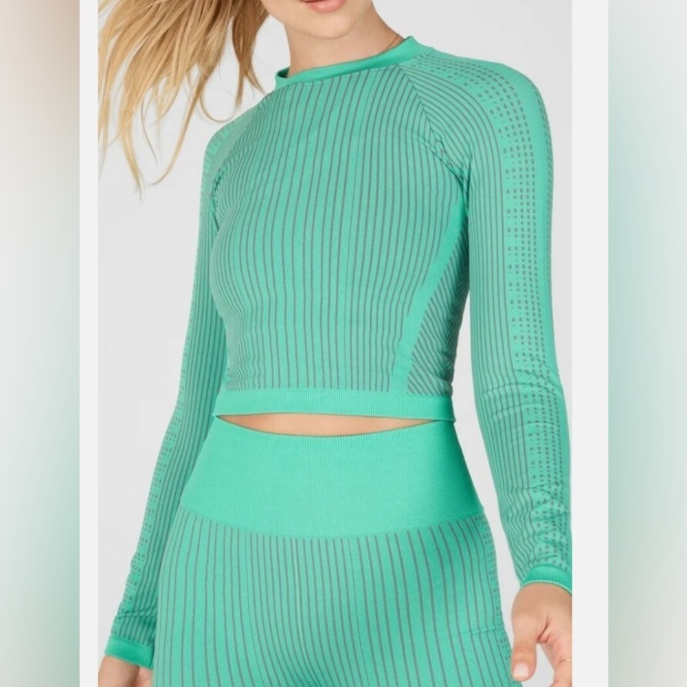 NWT Fabletics Whitney Seamless Cropped Long Sleeve Top Moisture Wicking Size S